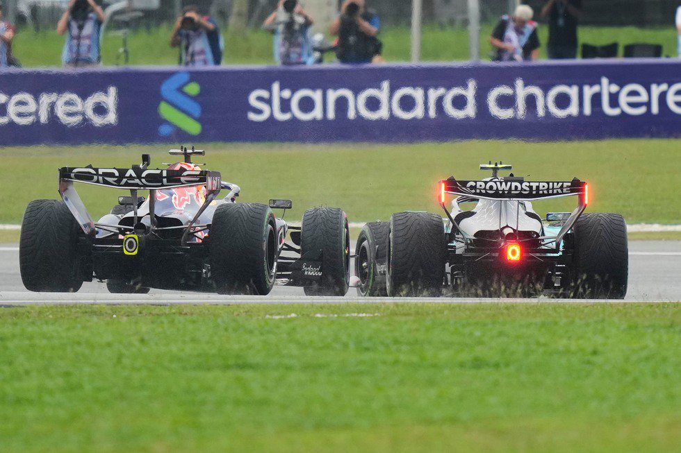 Wehe, wenn ein Formel-1-Auto pl&ouml;tzlich nur noch 20 km/h f&auml;hrt.  | Foto: Aijaz Rahi/AP/dpa