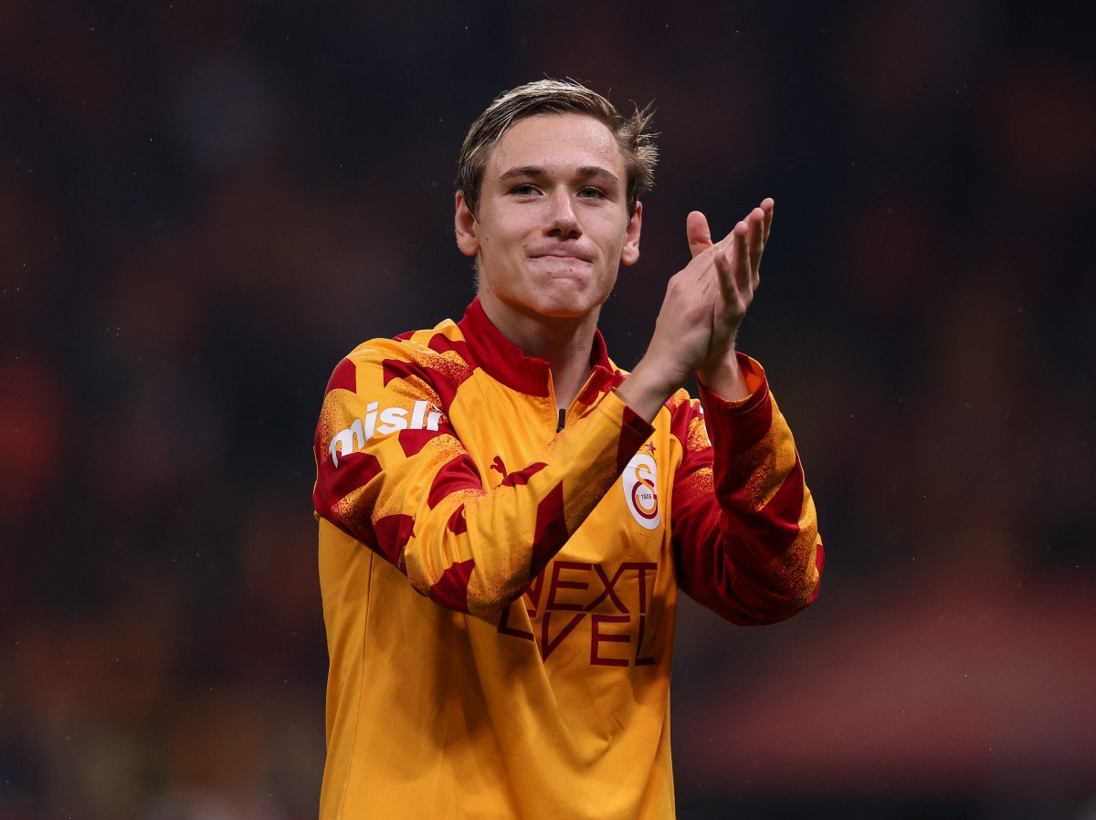 Aleksey Batrakov applauds the Galatasaray fans