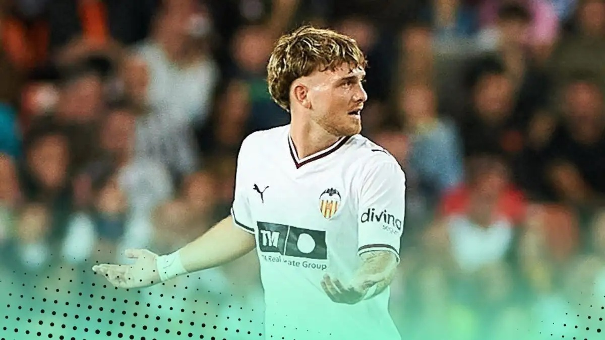 Harvey Elliott (Valencia CF) is rejected during the LaLiga EA Sports match between Valencia CF and Villarreal CF at Mestalla on October 24, 2026 in Valencia, Spain.