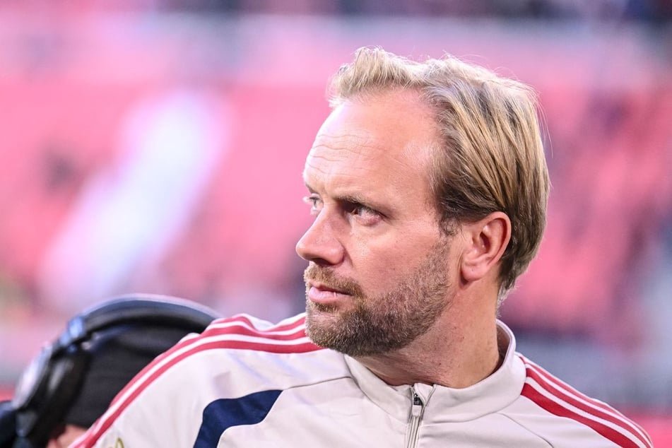 Aaron Danks (43) ersetzt Kompany an der Seitenlinie.