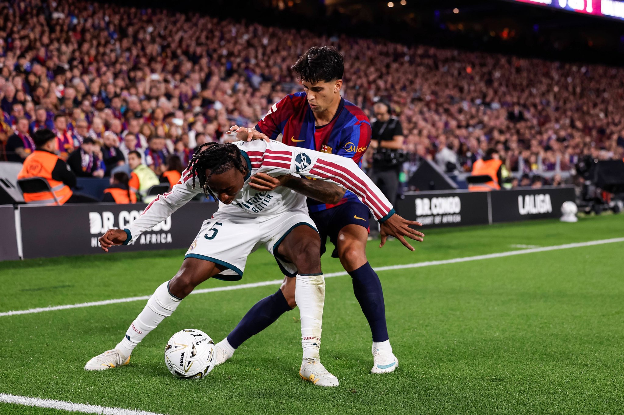 Ex-RB-Star in seinem ersten Clasico, hier im Zweikampf mit Barcelonas Joao Cancelo.