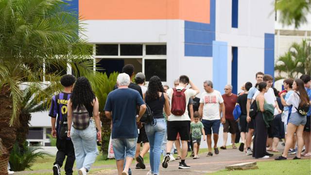 Candidato caminham em direção à prova da Unicamp