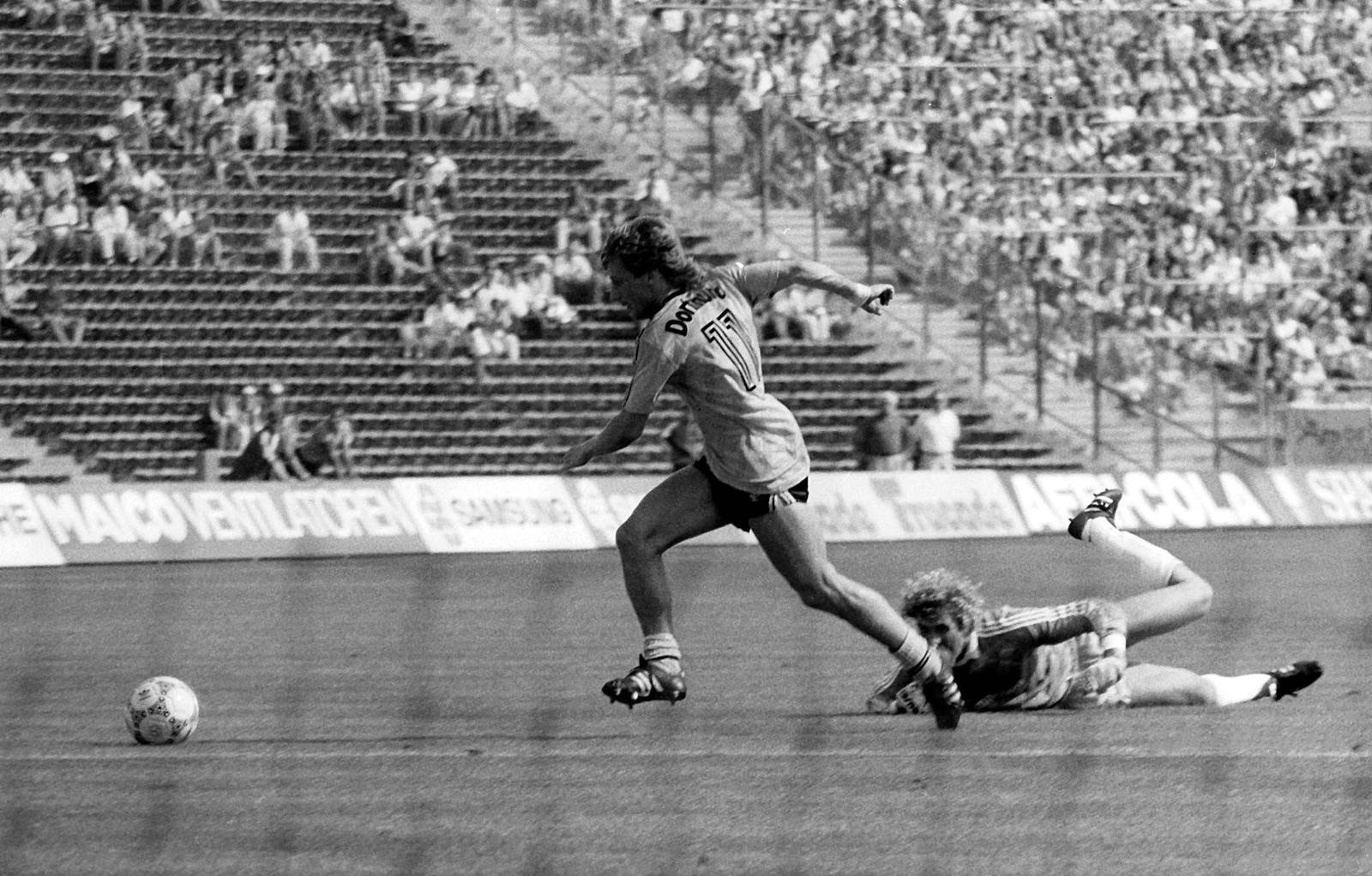 Der erst kürzlich verstorbene Frank Mill sorgte am 9. August 1986 für ein legendäres Missgeschick. Beim Stand von 1:1 traf der Stürmer das leere Tor nicht. Am Ende musste sich der BVB mit einem Unentschieden begnügen. 