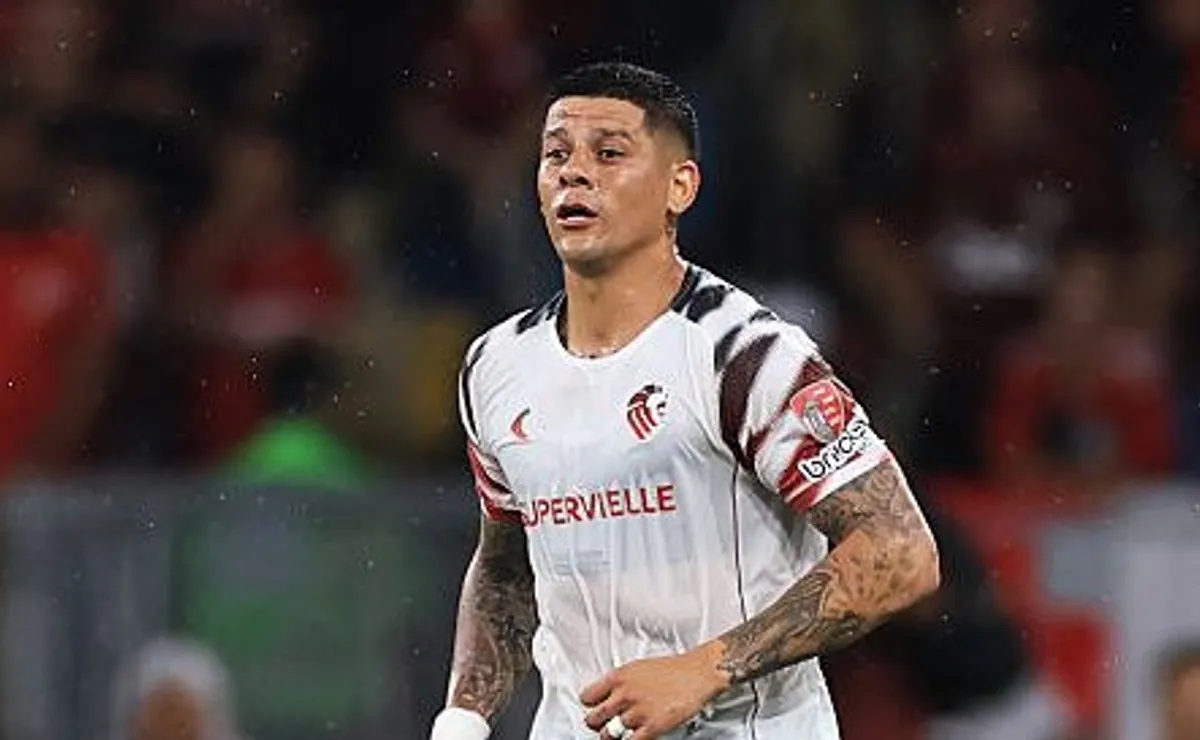 Marcos Rojo em ação no duelo com o Flamengo no Maracanã. Sua escalação gerou debate e pedido de punição por parte do clube carioca (Photo by Buda Mendes/Getty Images)