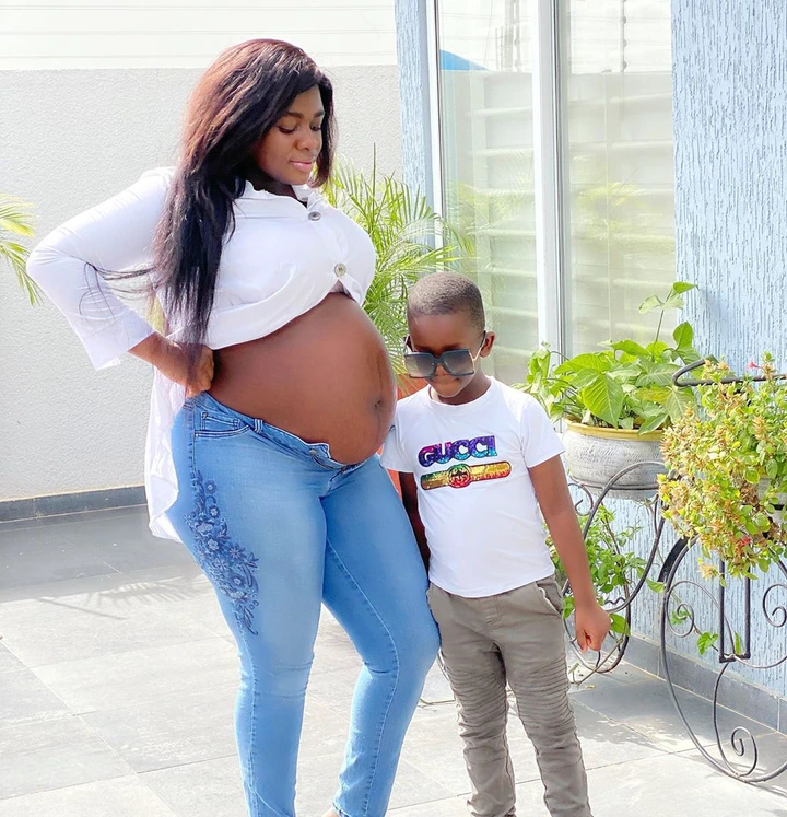 Popular celebrities who displayed their heavy pregnancies to the world - Photos