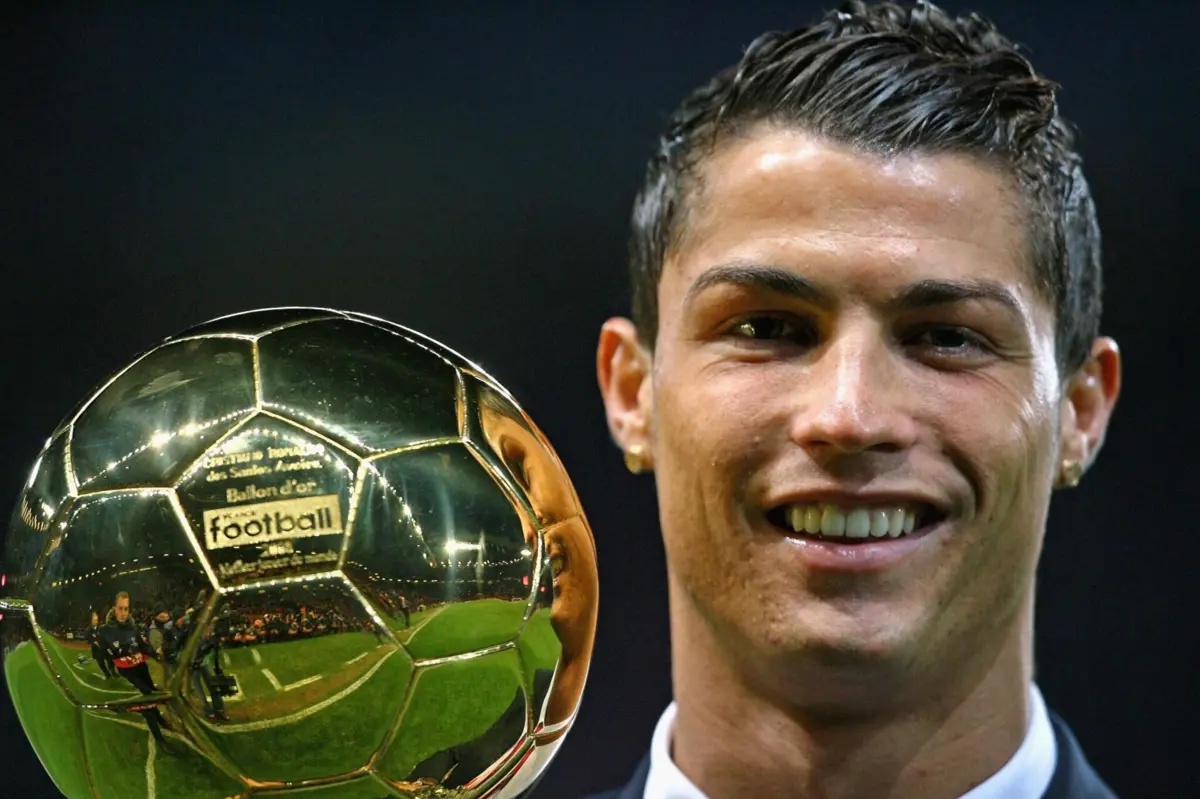 Cristiano Ronaldo com a sua primeira Bola de Ouro