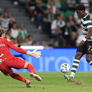 Issa Doumbia também firme no miolo - Foto: IMAGO