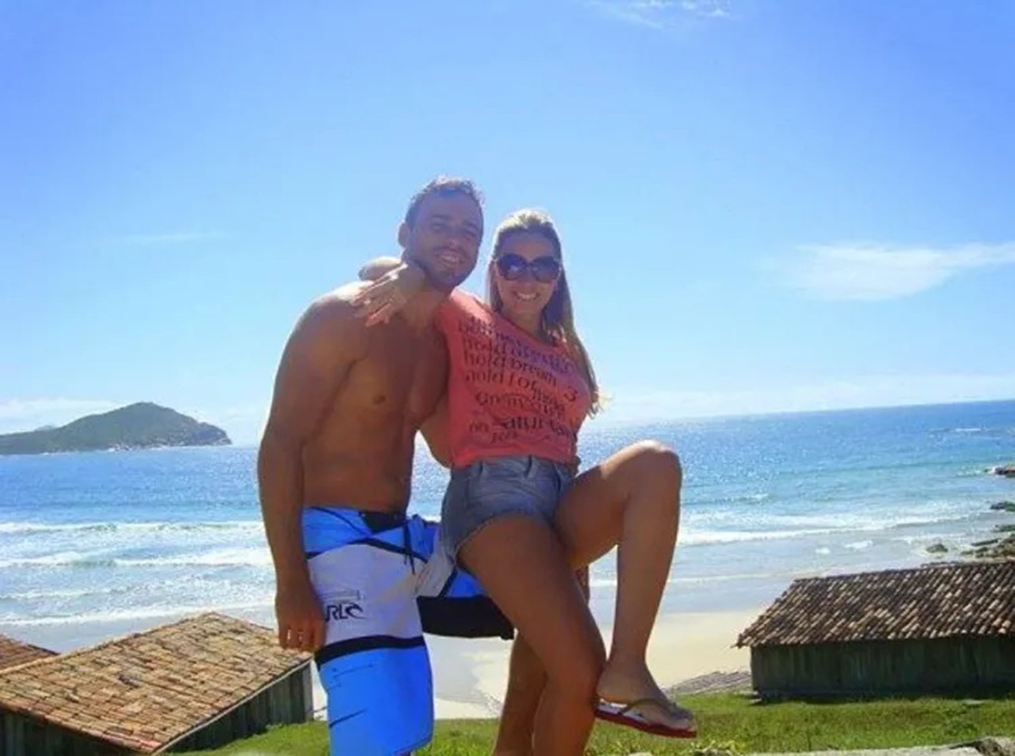 Ana and Jeferson embracing in a photo on a beach in Brazil.