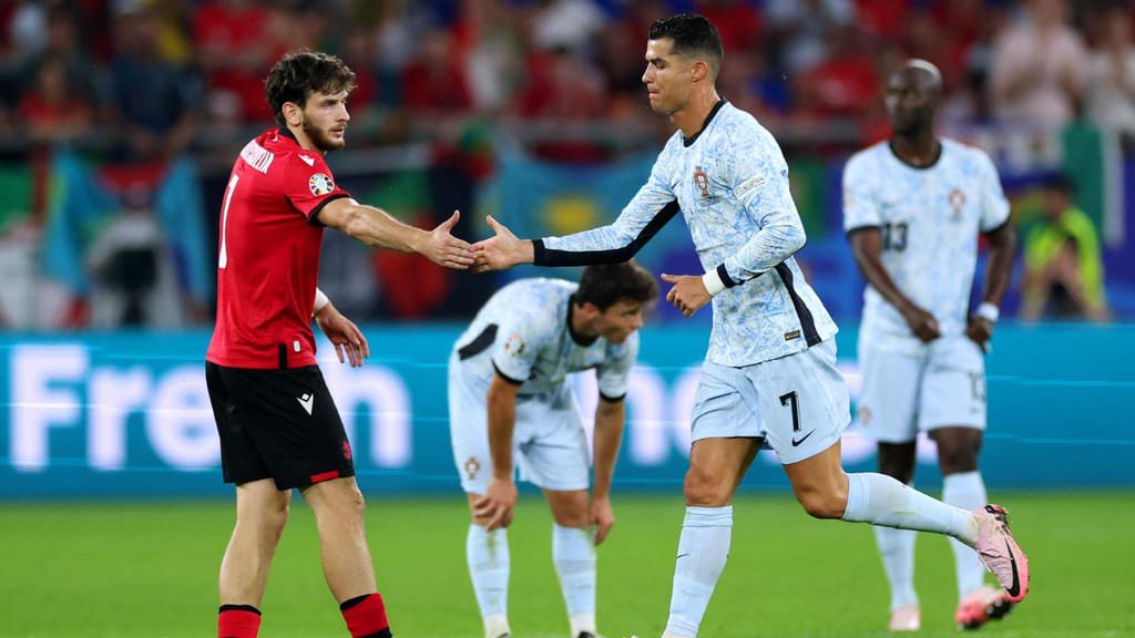 Cristiano Ronaldo e Khvicha Kvaratskhelia (Photo by Kevin C. Cox/Getty Images)