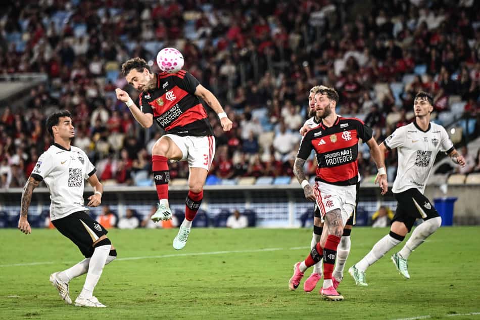 Flamengo bate o Atlético-MG e volta a ser líder do Brasileirão (Foto: Celso Pupo /Fotoarena/Folhapress)