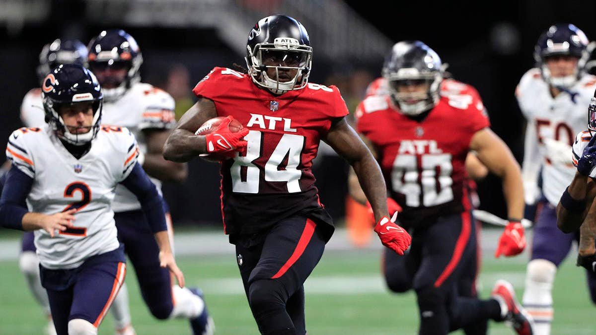 Cordarrelle Patterson runs with the football during an NFL game.