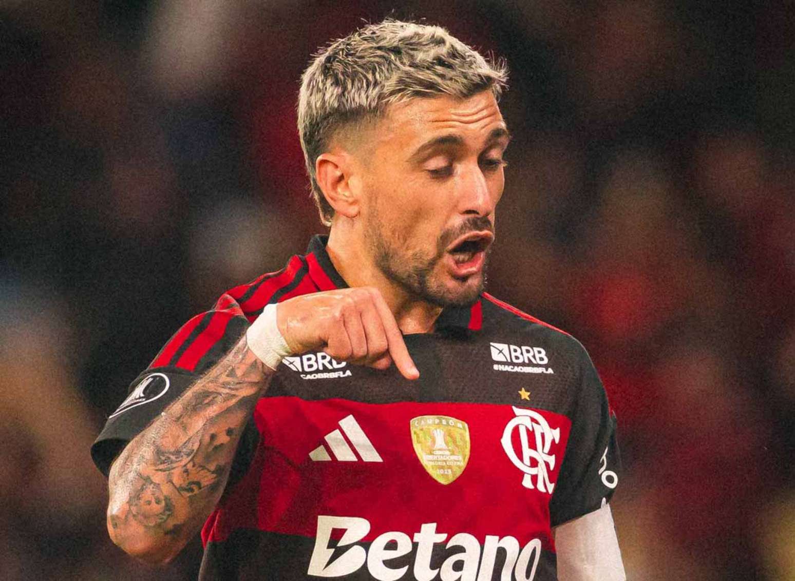 De Arrascaeta corre para o abraço após marcar gol da classificação contra o Del Valle –