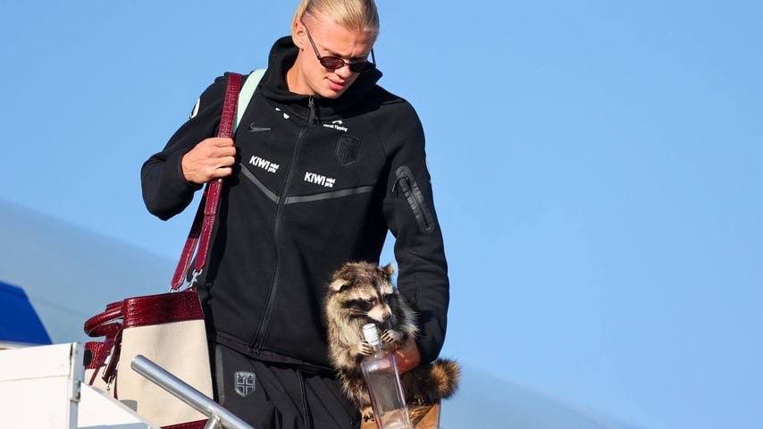 Erling Braut Haaland kommt mit der Nationalmannschaft am Flughafen Oslo an