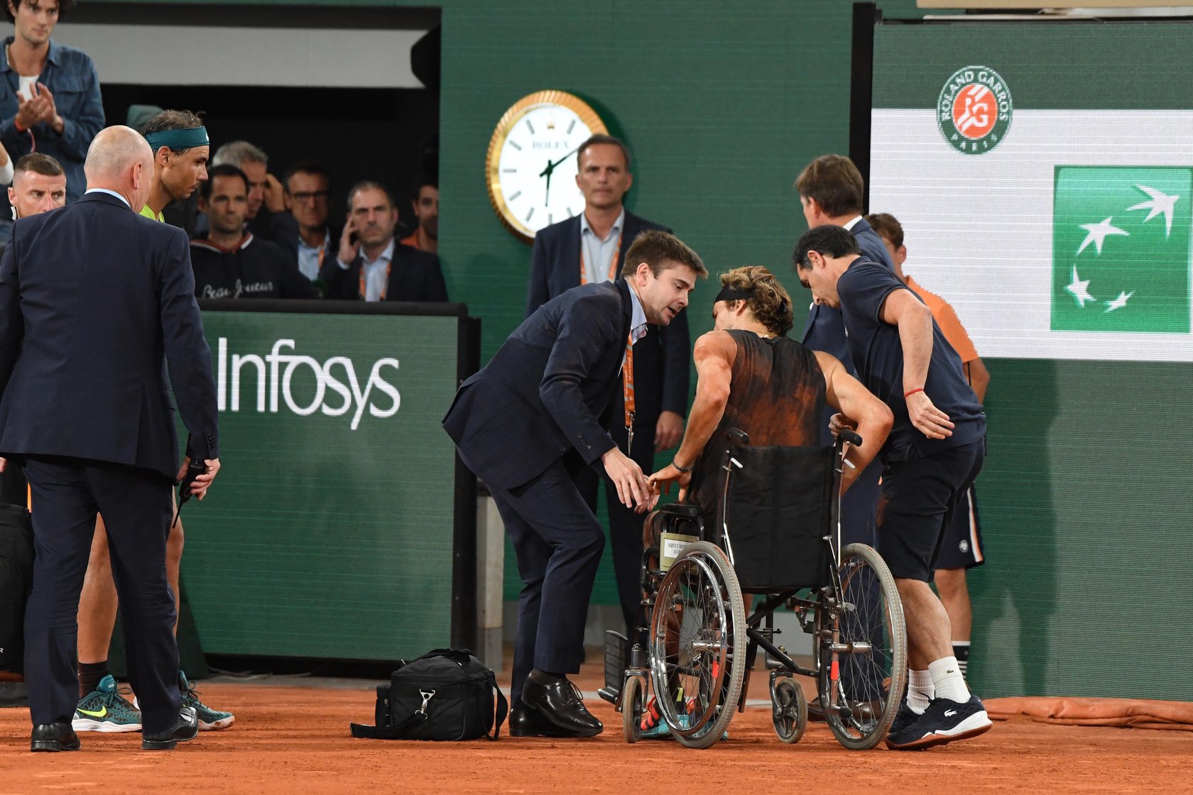 Alexander Zverev (im Rollstuhl) nach seiner Verletzung bei den French Open 2022 in Paris