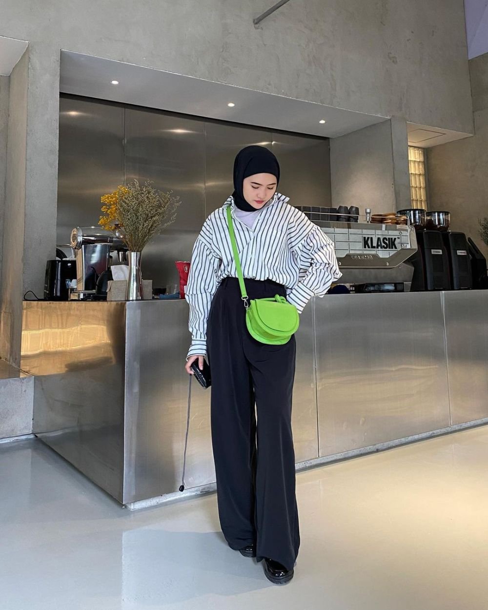 9 Padu Padan Outfit Hitam ala Intan Ghazella, Tetap Girly!
