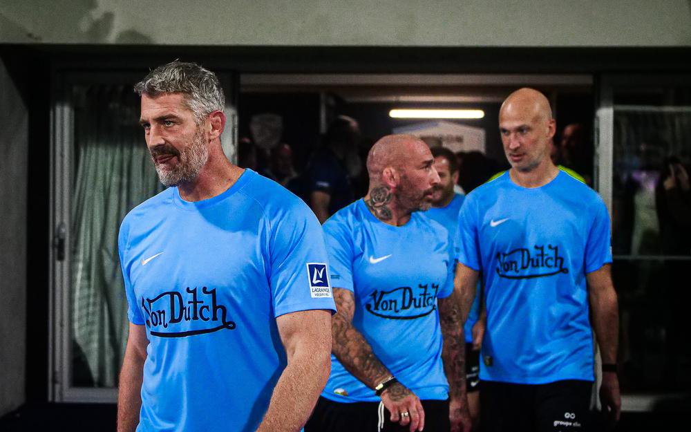 Les joueurs étaient répartis en deux équipes pour un match de foot de 90 minutes : les Légendes du foot d’un côté, les Légendes du Pays basque. Dans la deuxième équipe : Jérôme Thion, David Roumieu et Thierry Omeyer.