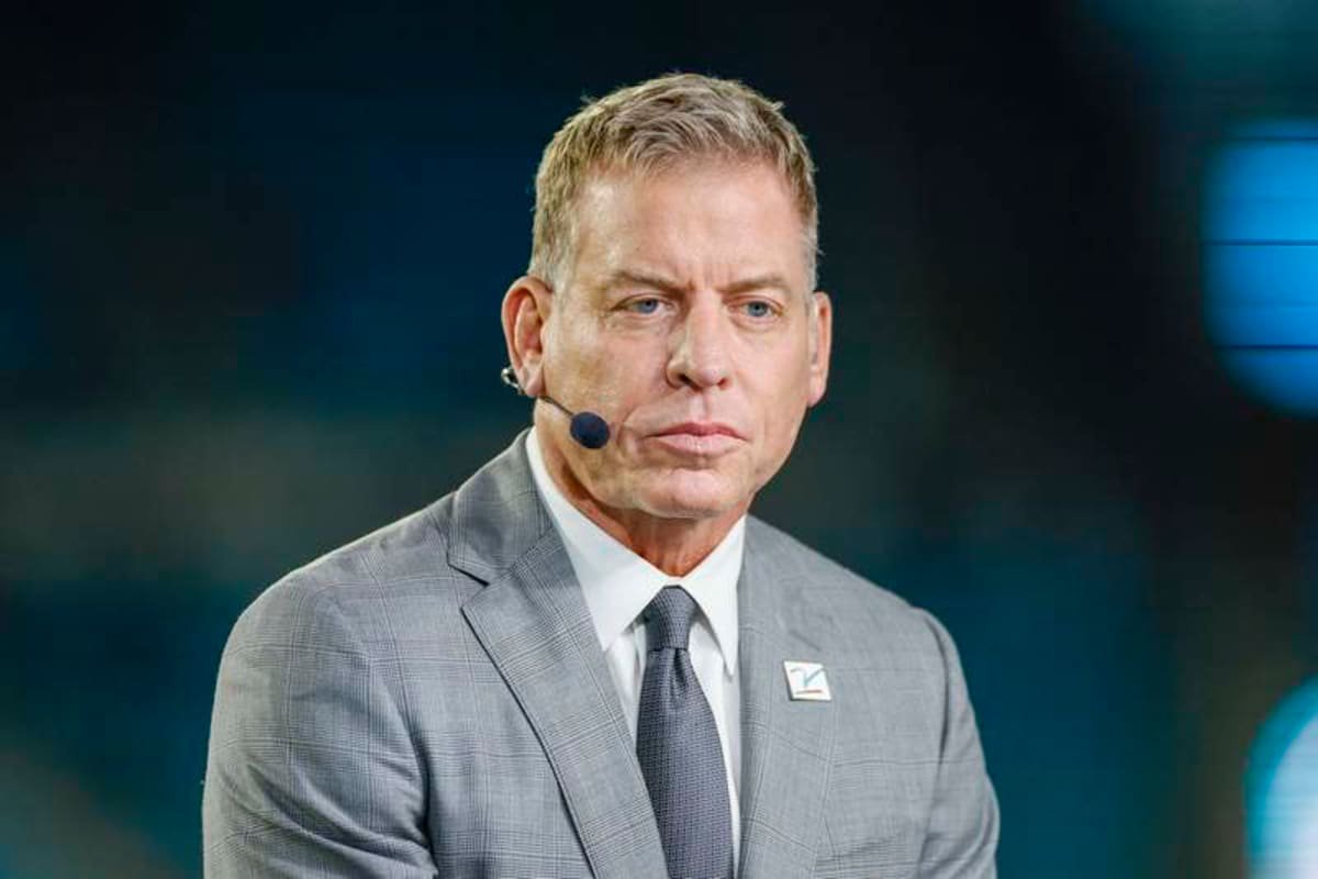 JACKSONVILLE, FL – DECEMBER 04: Former NFL, American Football Herren, USA quarterback and TV commentator Troy Aikman looks on before the game between the Jacksonville Jaguars and the Cincinnati Bengals on December 4, 2023 at EverBank Stadium in Jacksonville, Fl. Photo by David Rosenblum/Icon Sportswire NFL: DEC 04 Bengals at Jaguars EDITORIAL USE ONLY Icon231204457579 ©IMAGO/Icon Sportswire