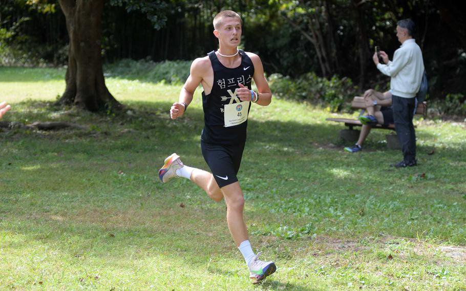 Ammon Allen heads to a second-place finish.