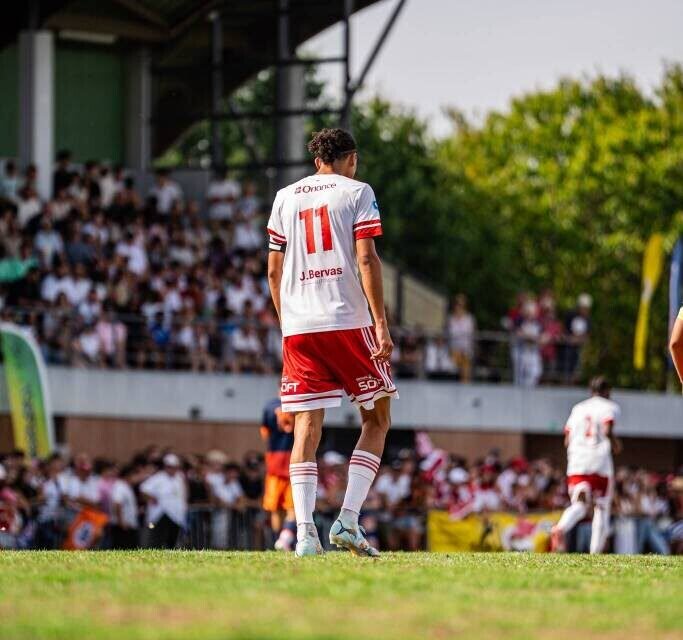 Noé Verron avec le maillot du Stade Brestois 29.