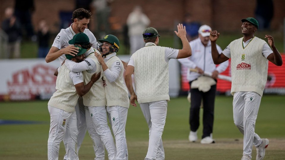 South Africa's players celebrate after winning the match vs Australia (AFP)
