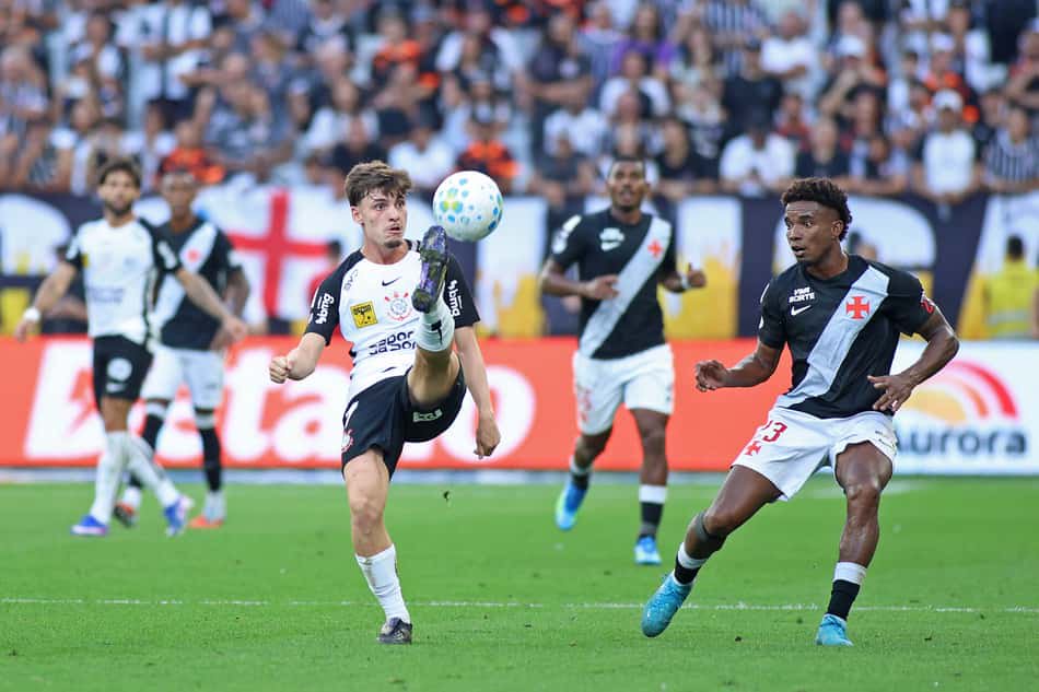 Breno Bidon, do Corinthians, e Thiago Mendes, do Vasco, disputam a boal na partida entre as equipes no primeiro turno do Brasileirão