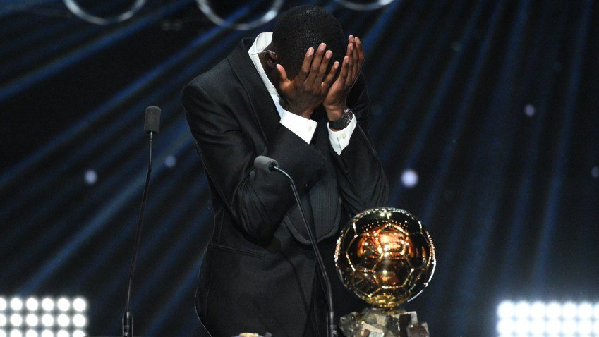 Ousmane Dembélé chorando após vencer o prêmio de melhor jogador do mundo na Bola de Ouro de 2025 • Reprodução/X/@ballondor