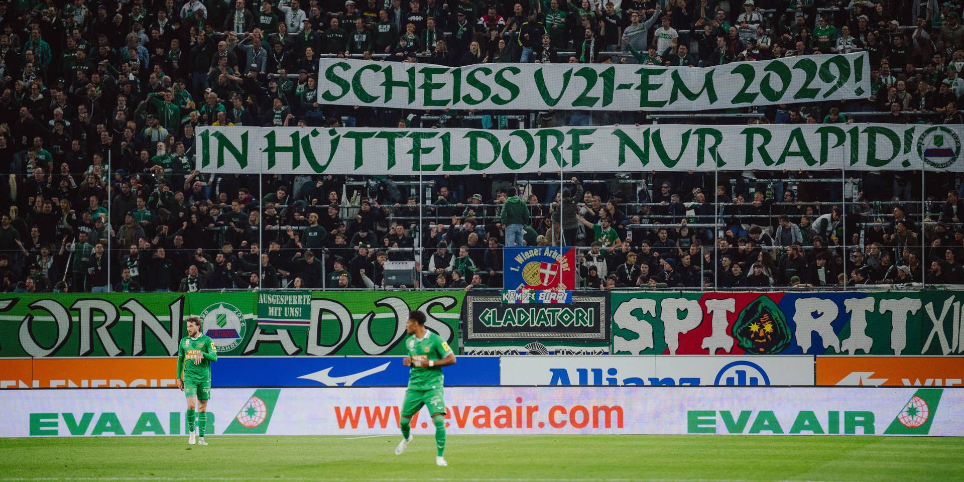 Rapid-Fans im Stadion halten Banner mit der Aufschrift „Scheiss U21-EM 2029! In Hütteldorf nur Rapid!”.