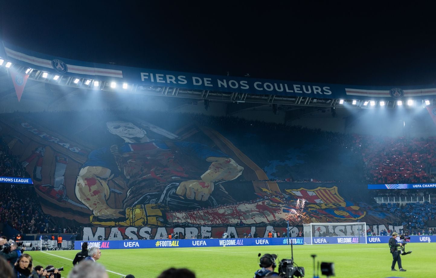 Le CUP avait sorti le tifo de gala pour la venue du grand Barça, mardi, au Parc des Princes. 