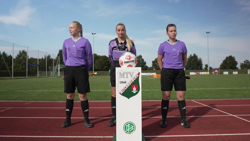 Das Schiedsrichterinnen-Gespann um Hauptschiedsrichterin Eyleen Rother (Quelle: rbb)