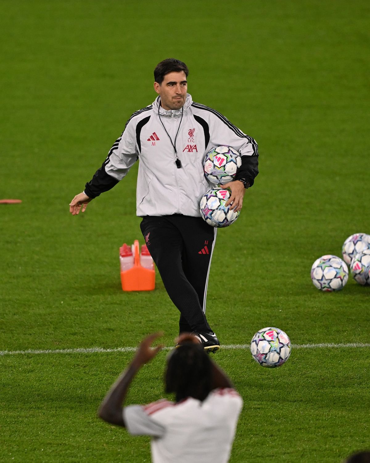 Andoni Iraola during a Liverpool training session.