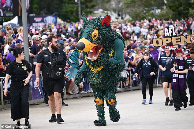 Inaugural Tasmania coach Ken Hinkley is building the Devils¿ list ahead of their AFL debut in 2028