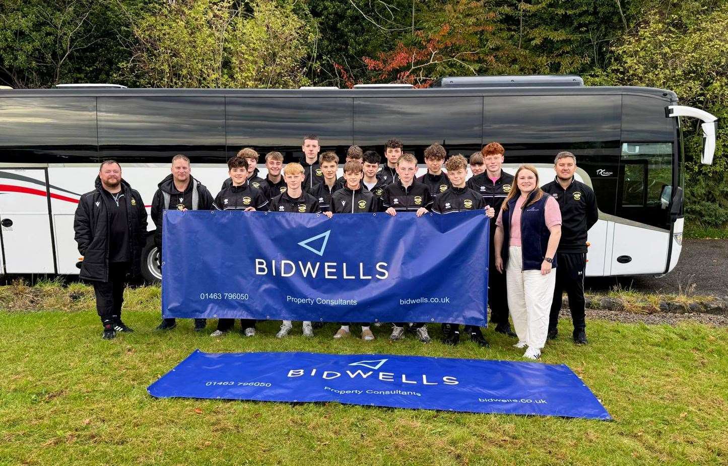 From left to right, Clachnacuddin FC Coaches Jamie West, Craig Mackenzie, the under-16s players, Tommy Wilson and Bidwells’ Valerie Houston.