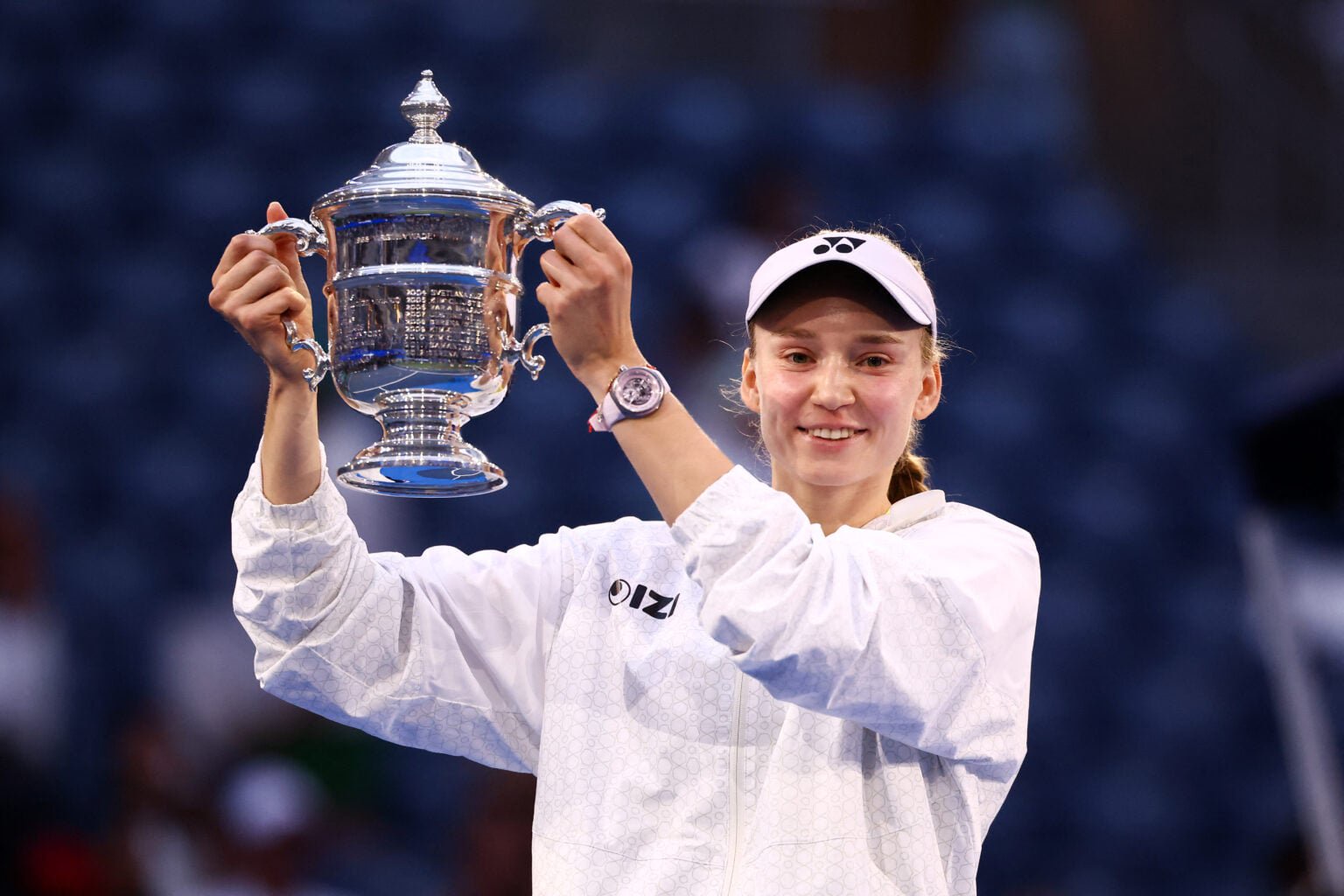 Elena Rybakina holds the US Open trophy.