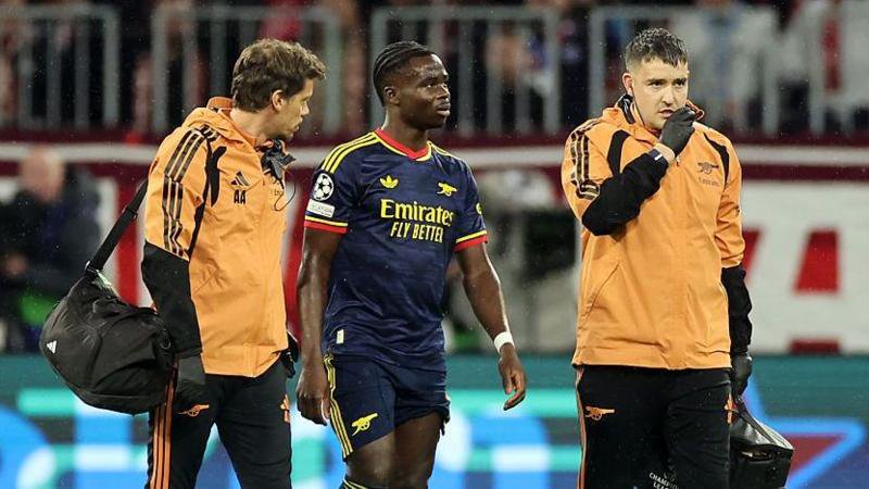 Bukayo Saka limps off