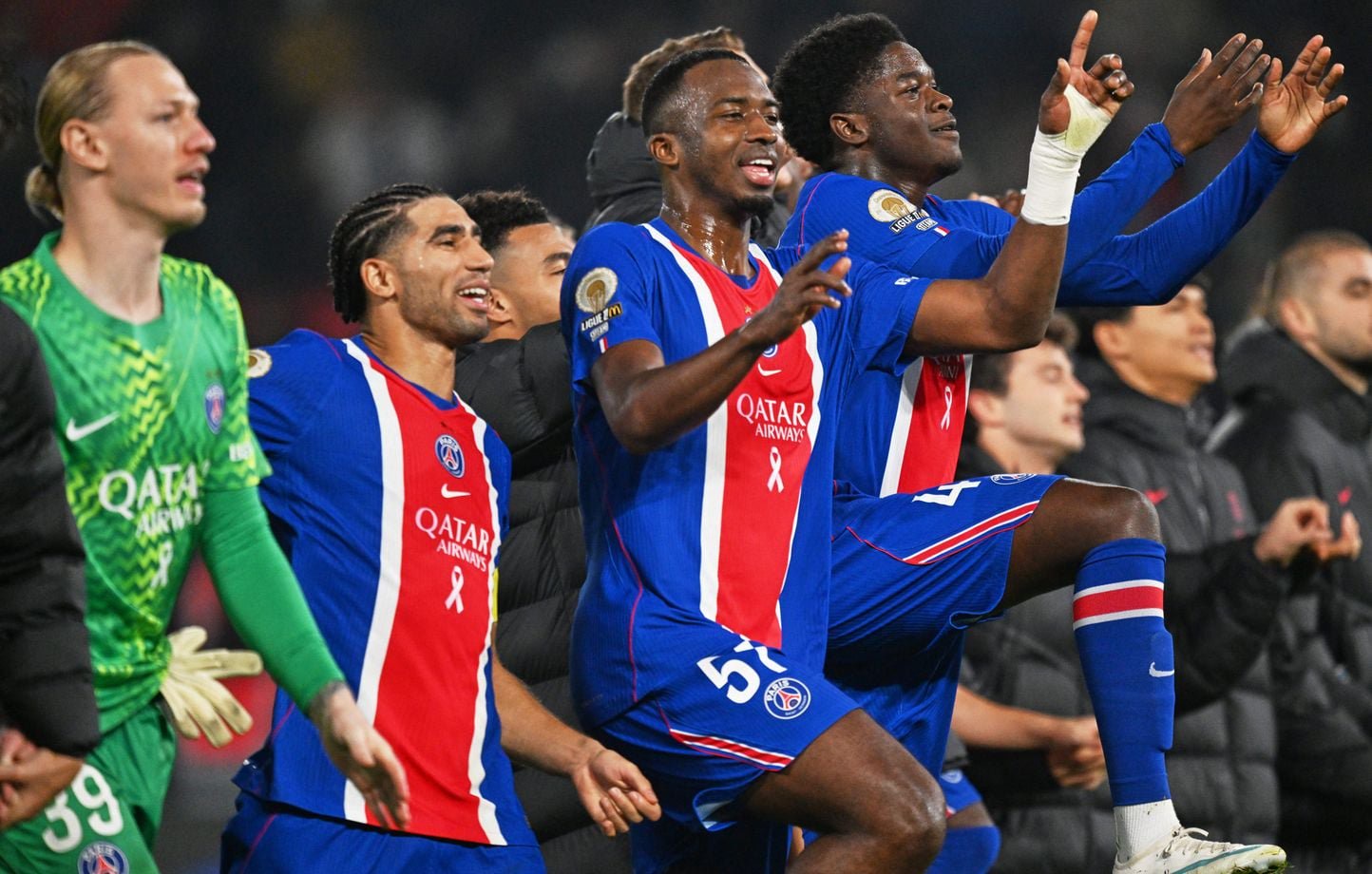 Les joueurs du Paris Saint-Germain célèbrent leur victoire contre Lyon, dimanche soir au Parc des Princes (2-0).