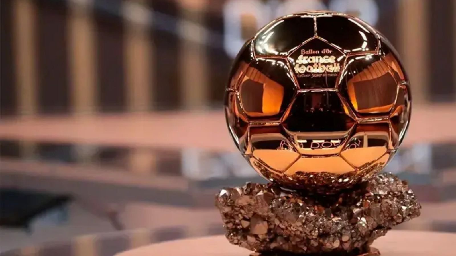 A premiação da Bola de Ouro 2026 reúne os principais nomes do futebol mundial nesta segunda-feira (26). O Brasil aparece na disputa com jogadores, uma representante do futebol feminino e o Flamengo entre os indicados.