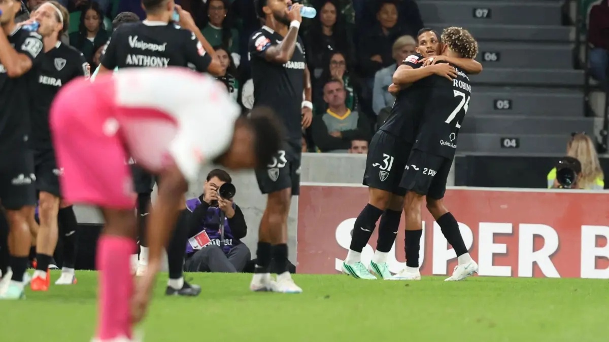 João Guilherme e Robinho festejam o golo
