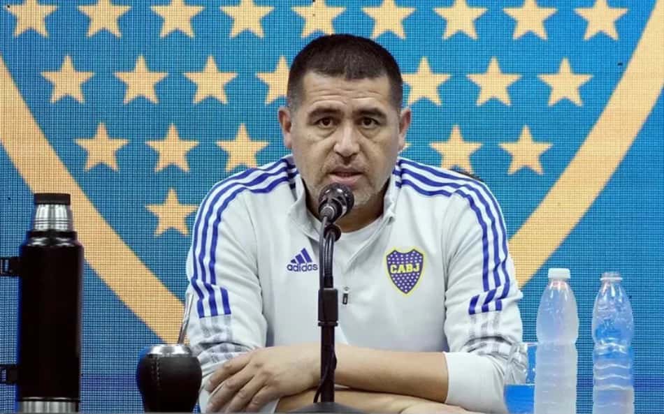 Riquelme em coletiva de imprensa do Boca Juniors