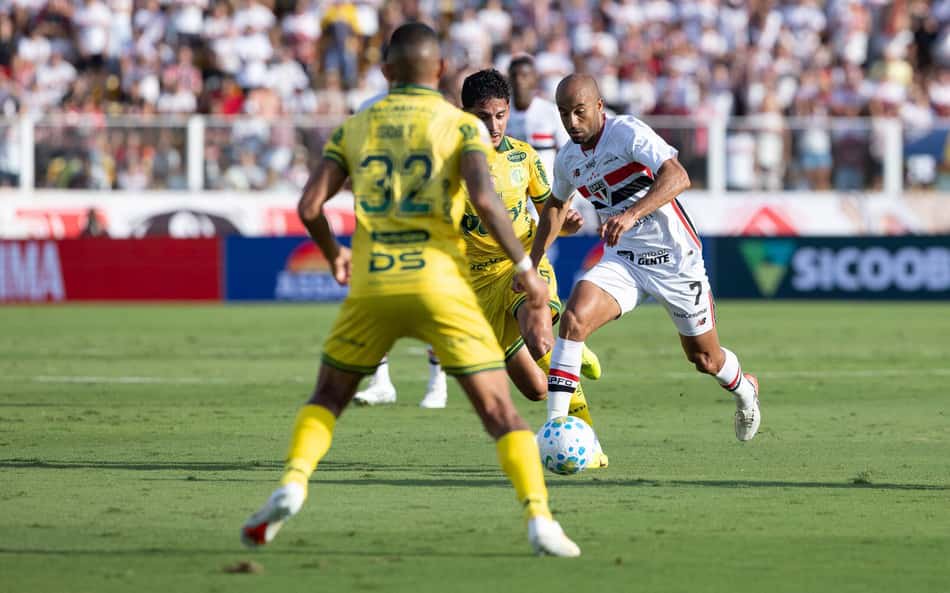 Lucas, camisa 7 do São Paulo, avança com a bola em duelo contra Mirassol no Maião