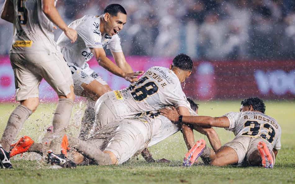 Equipe do Santos comemorando o gol de empate do Luan Peres