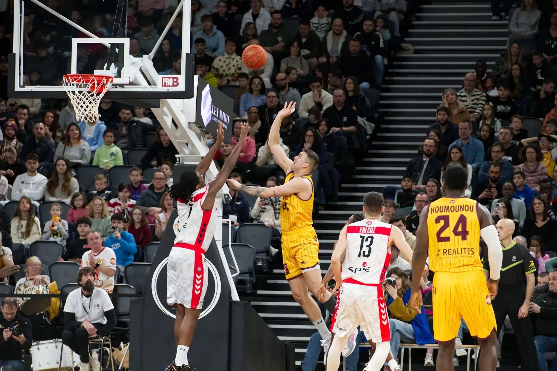 Rockets Hold Off Spurs 114-110 in San Antonio to Improve to 2-0