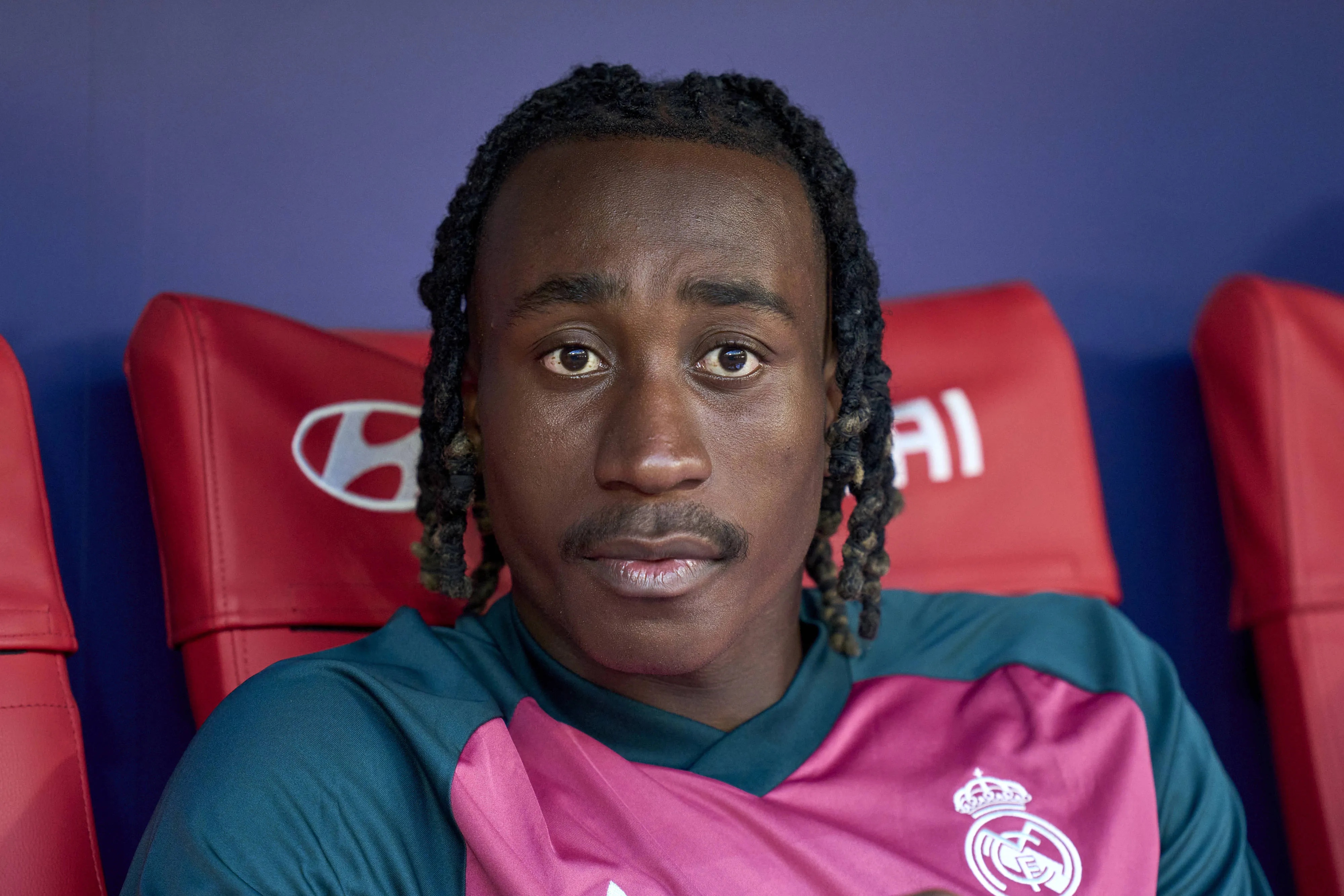 Yan Diomandé no banco de reservas do Real Madrid