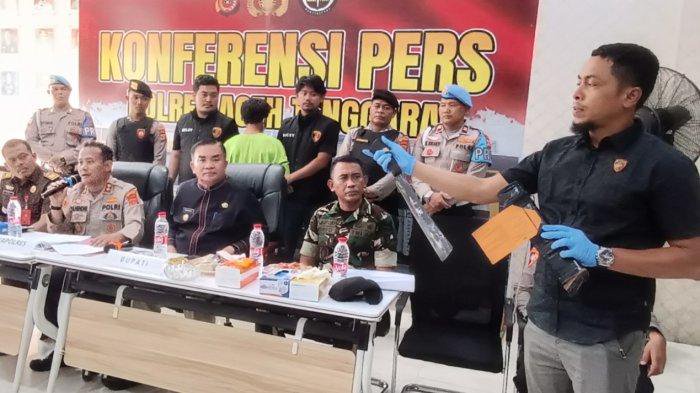 KONFREMSI PERS - Polres Aceh Tenggara mengelar konferensi pers di Mapolres Aceh Tenggara, Selasa (24/6/2025) terkait penangkapan Ardi Sahputra, pelaku pembacokan yang menewaskan lima orang dan satu orang selamat di Uning Sigurgur Kecamatan Babul Rahmah Aceh Tenggara yang terjadi pada 16 Juni 2025. Kasat Intelkam Iptu Said Iskandar menunjukkan parang yang digunakan tersangka habisi nyawa lima korban dan satu orang selamat.