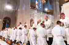 Imposición de manos a los 16 recién ordenados sacerdotes de la Arquidiócesis de Washington en la basílica de la Inmaculada Concepción el 15 de junio de 2024. Fotos/Mihoko Owada