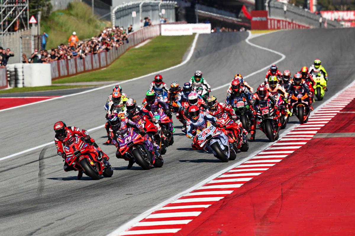 Start of MotoGP season finale at Barcelona-Catalunya — Photo: © IMAGO