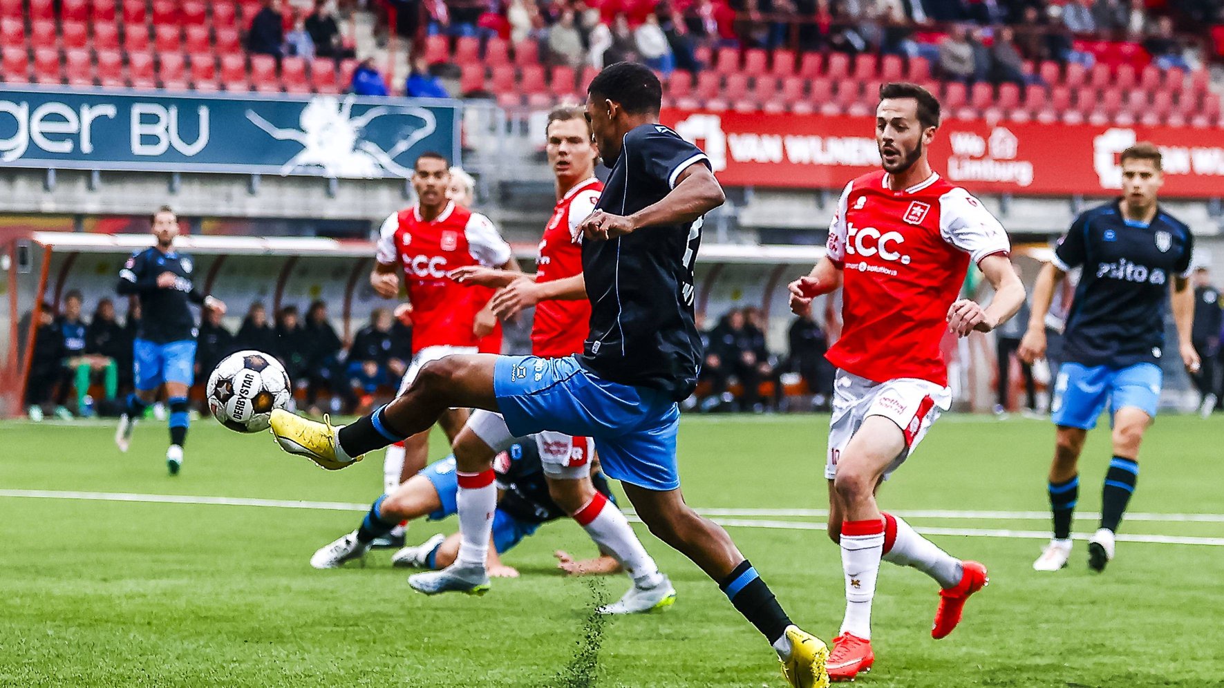 Heracles Almelo strengthen their lead at the top with comfortable win: two more goals for Jean-Paul N’djoli