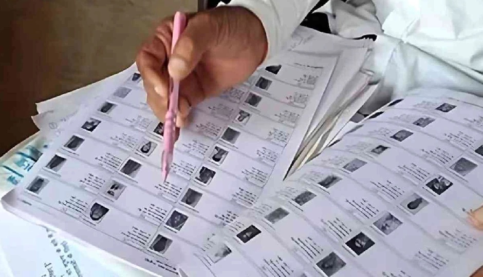 पश्चिम बंगाल में BLO पर कार्रवाई: घर-घर जाने के बजाय चाय की दुकानों पर बांट रहे थे फॉर्म, आयोग ने थमाया नोटिस