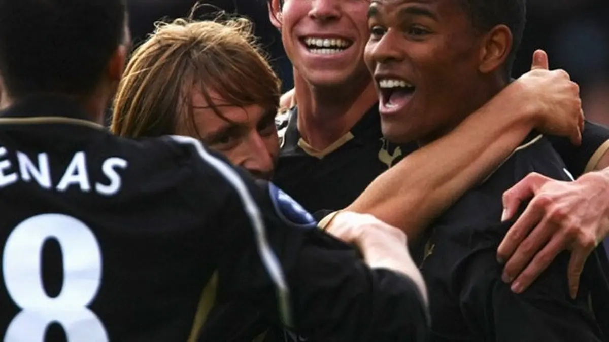 Fraizer Campbell no Tottenham, com Luka Modric e Gareth Bale