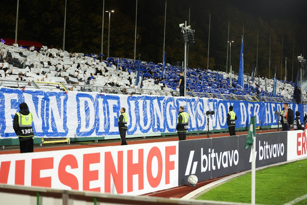 Die 5500 mitgereisten Hertha-Fans spannten ein 120-Meter-Banner im Oldenburger Stadion.