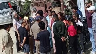 पुलिस को जानकारी देते ग्रामीण तथा इसी कार ने सवार होकर युवक गांव पहुंचे। जागरण